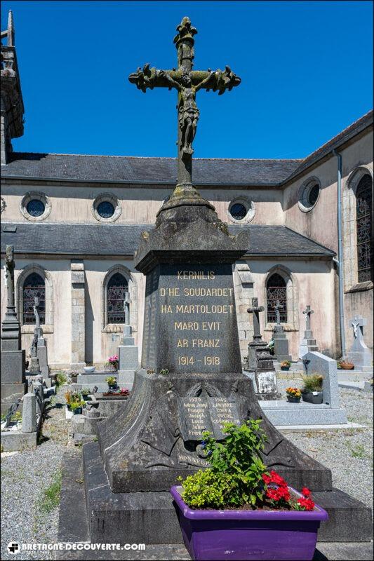 Le monument aux morts de la commune de Kernilis.