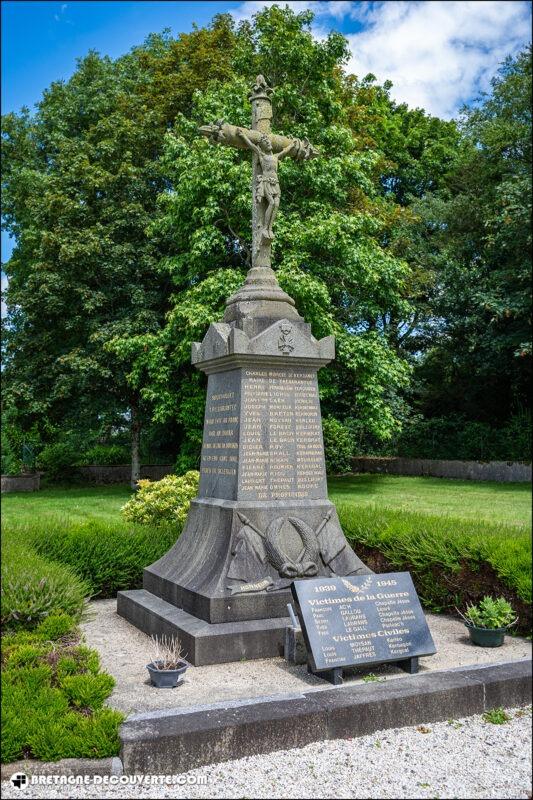 Le monument aux morts de la commune de Trégarantec dans le Finistère.