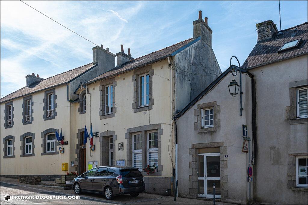 La mairie de la commune de La Roche-Maurice dans le Finistère.
