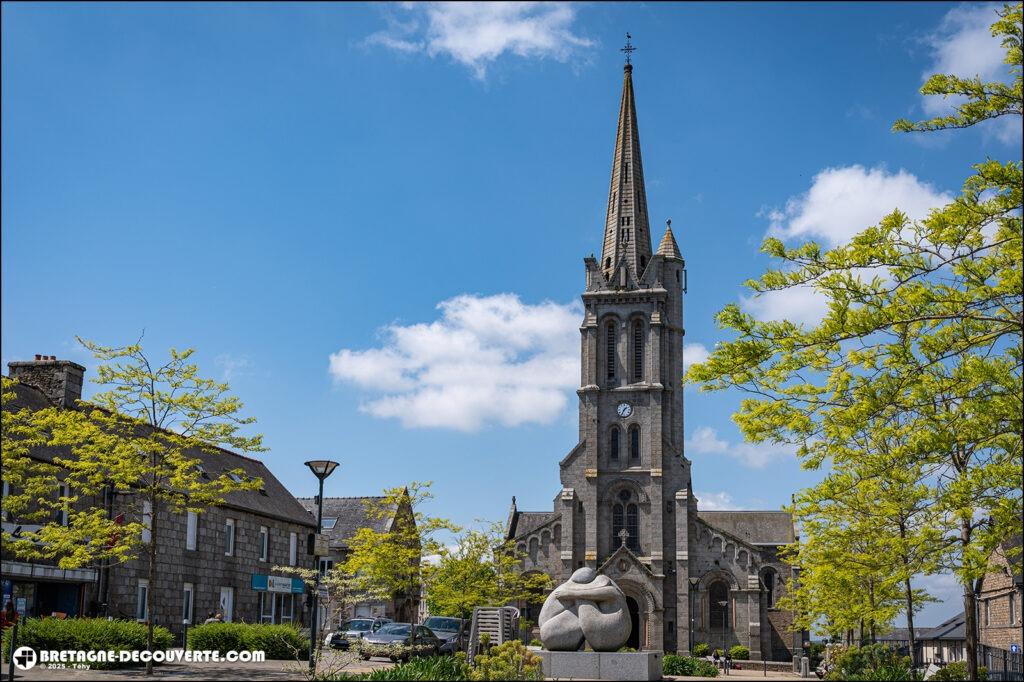 L'église paroissiale Notre-Dame de la commune de Bégard dans les Côtes d'Armor.