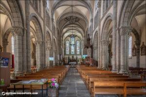 La nef de l'église paroissiale Notre-Dame de la commune de Bégard dans les Côtes d'Armor.