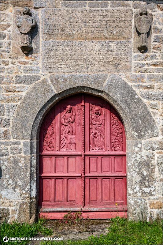 La porte sculptée de la chapelle Notre-Dame-de-Lorette à Pédernec.