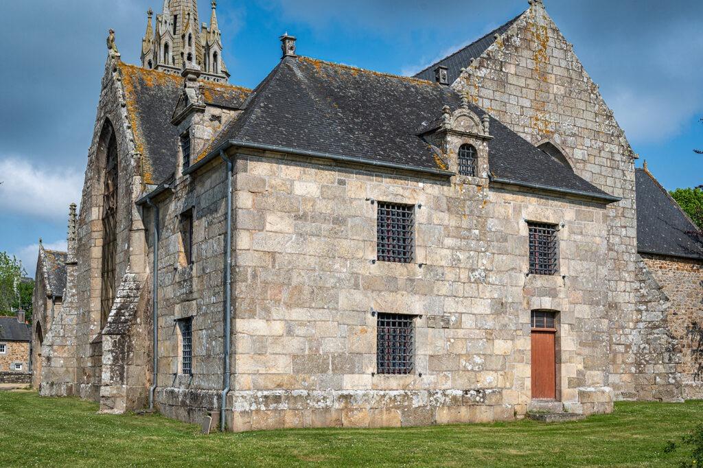 La sacristie de l'église Saint-Pierre de Pédernec dans les Côtes d'Armor.