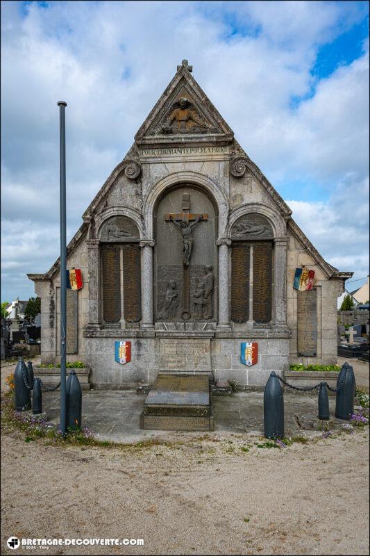 Le monument aux morts de la commune de Plouescat dans le finistère.