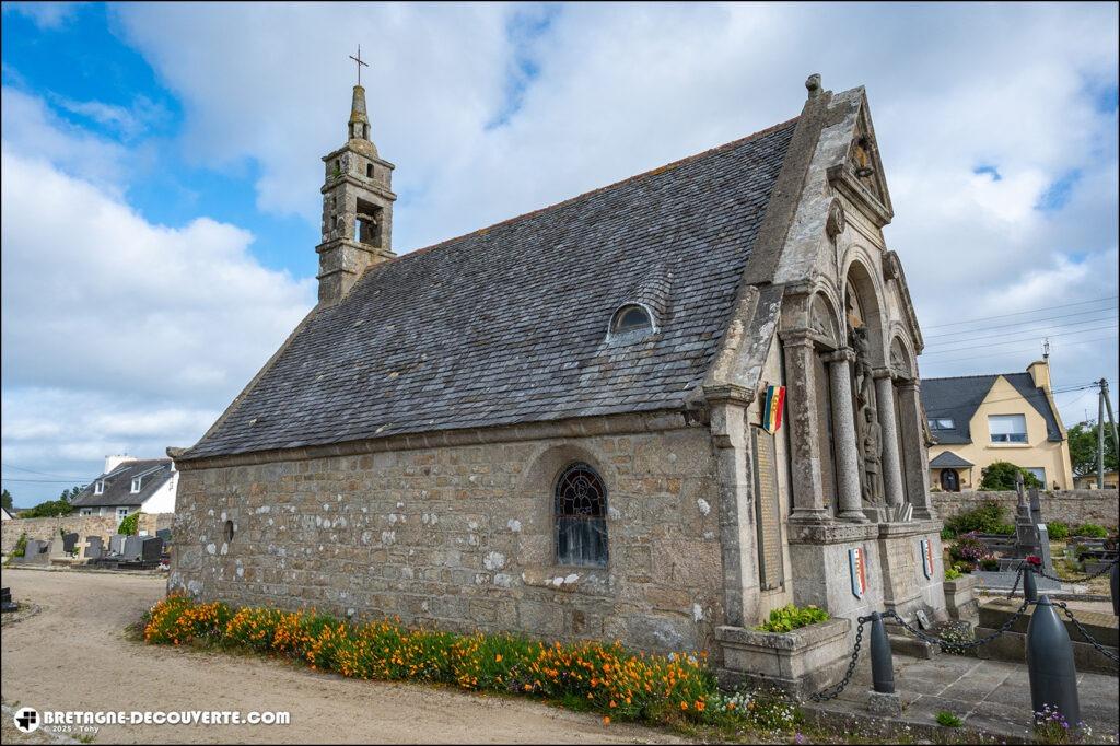 La chapelle du Calvaire dans le cimetière de Plouescat.