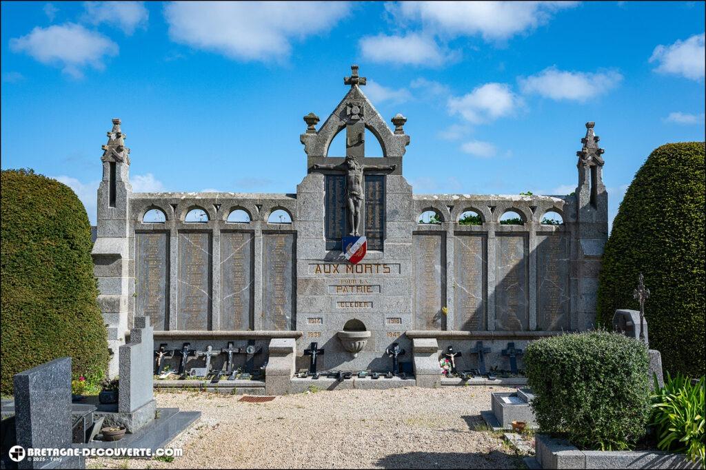 Le monument aux morts de la commune de Cléder dans le Finistère.
