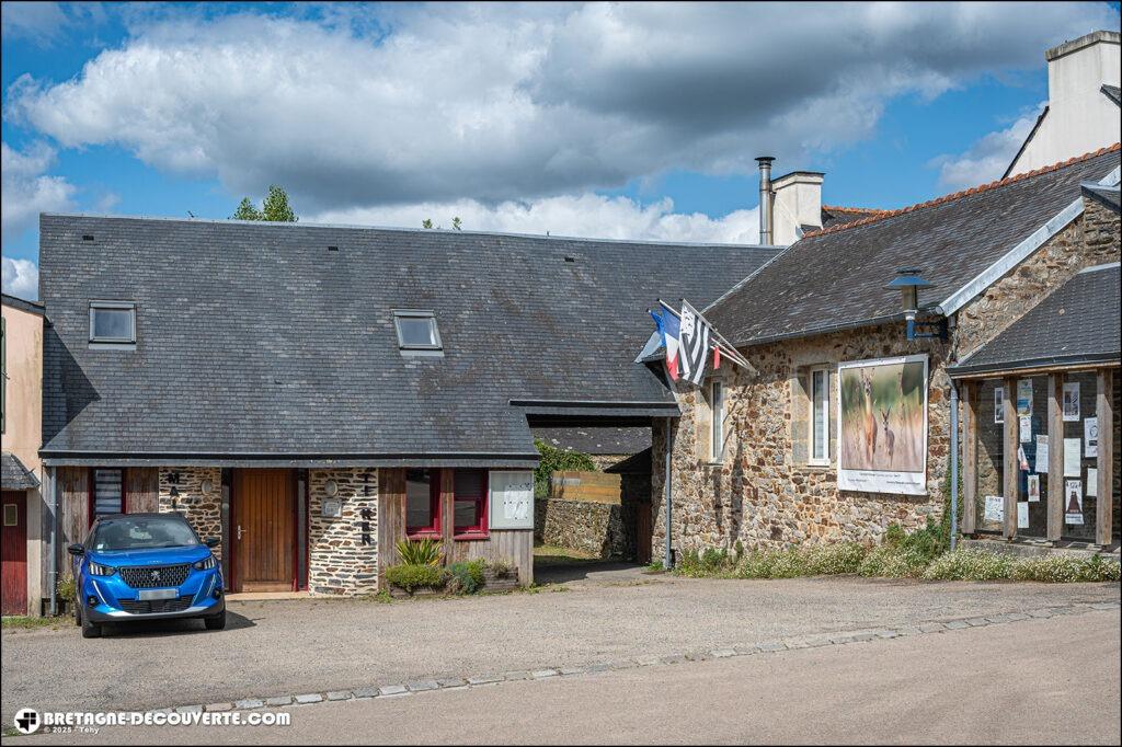 La mairie de la commune de Saint-Rivoal dans le Finistère.