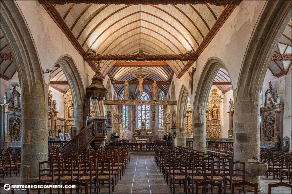 La nef de l'église Notre-Dame de Lampaul-Guimiliau.