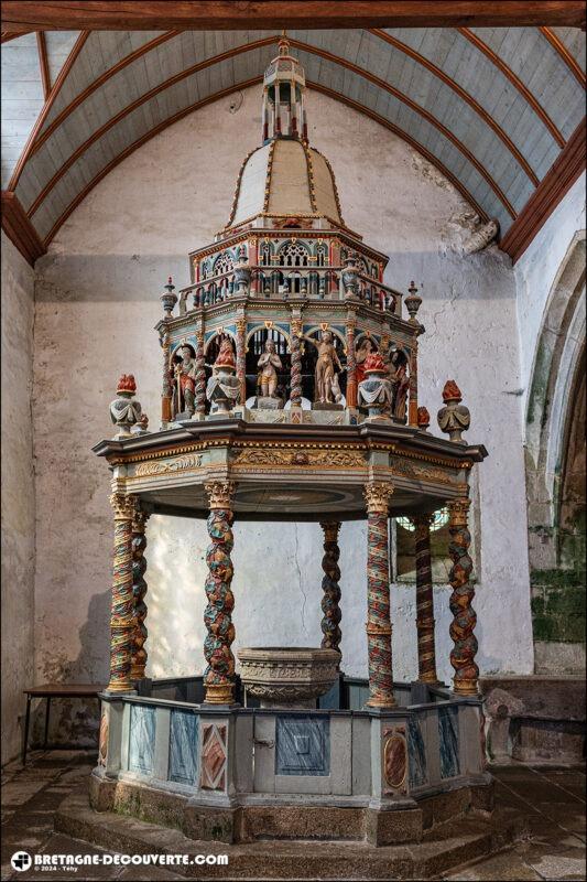 Le baptistère de l'église Notre-Dame de Lampaul-Guimiliau.