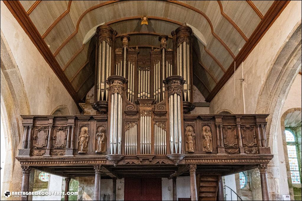 L'orgue de tribune de l'église Notre-Dame de Lampaul-Guimiliau.