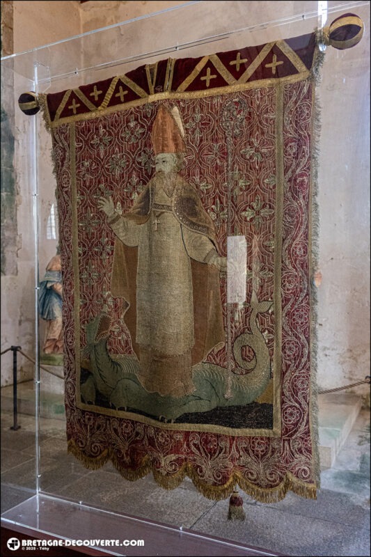 La bannière de procession d Saint-Pol-Aurélien de l'église Notre-Dame de Lampaul-Guimiliau.