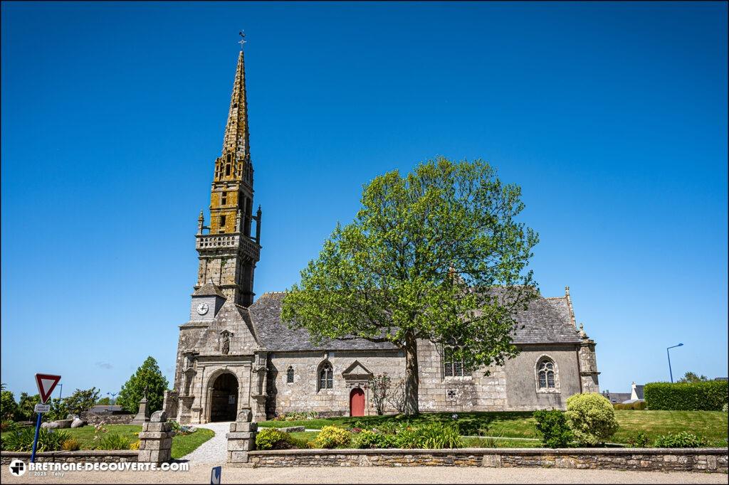 L'église paroissiale Saint-Pierre de Plougourvest dans le Finistère.