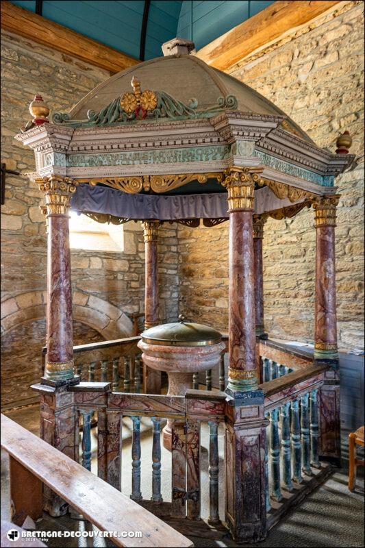 Le baptistère de l'église Saint-Pierre de Plougourvest.