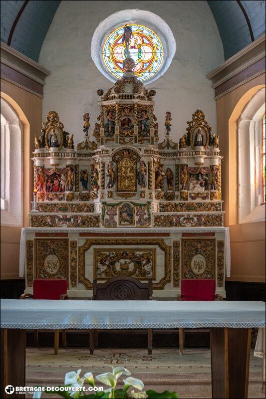 La maître-autel de l'église Saint-Pierre de Plougourvest.