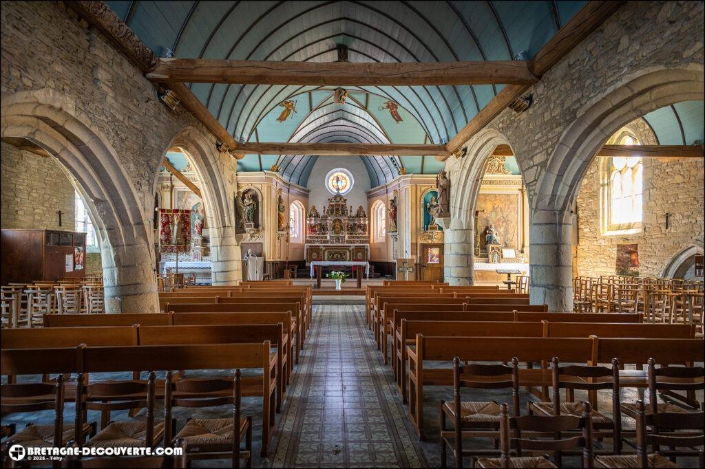 La nef de l'église Saint-Pierre de Plougourvest.