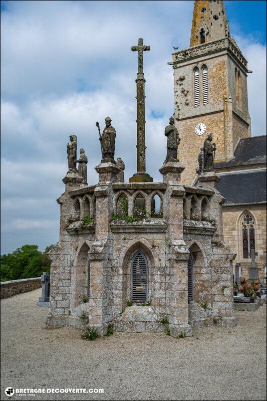L'ossuaire de l'église Sainte-Brigitte de Kermoroc'h dans les Côtes d'Armor.