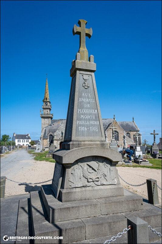 Le monument aux morts de la commune de Plougoulm dans le Finistère.