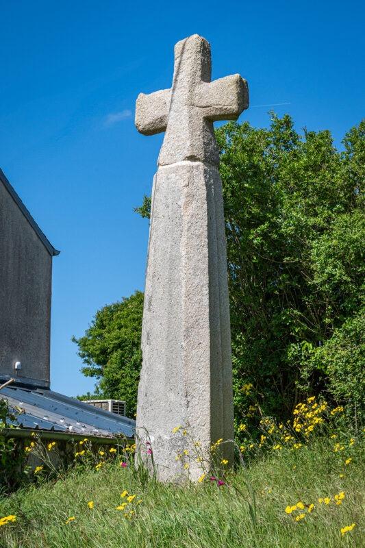 La stèle christianisée de Croaz Mean sur la commune de Plougoulm.