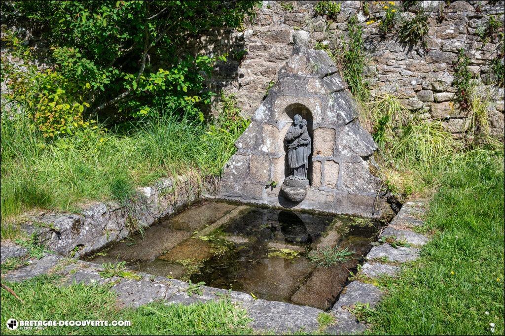 La fontaine de Preat-Coulm sur la commune de Plougoulm.