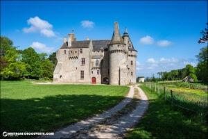 Le château fort de Kérouzéré sur la commune de Sibiril dans le Finistère.