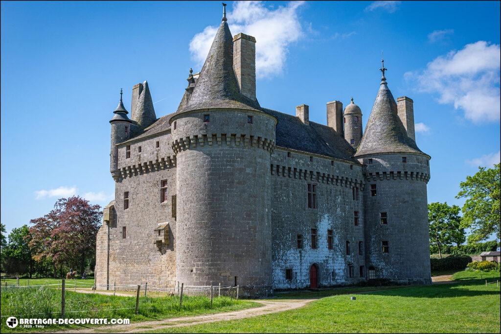 Le château fort de Kérouzéré sur la commune de Sibiril dans le Finistère.