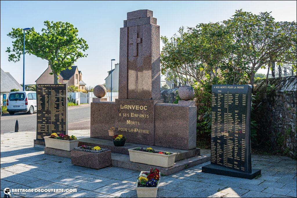 Le monument aux morts de la commune de Lanvéoc.