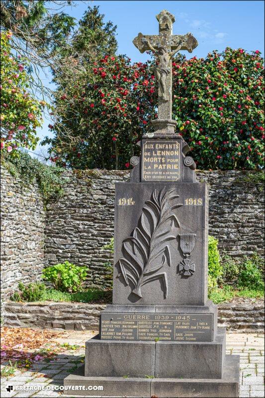 Le monument aux morts de la commune de Lennon.