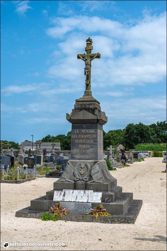 Le monument aux morts de la commune de Plouézoc'h.