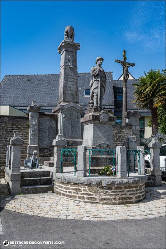 Le monument aux morts de la commune de Châteauneuf-du-Faou.
