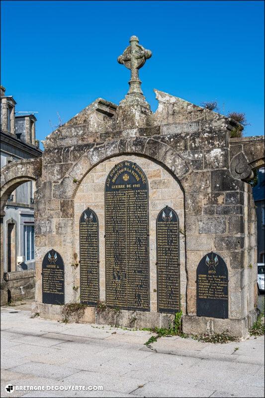 Le monument aux morts de la commune de Plogonnec dans le Finistère.