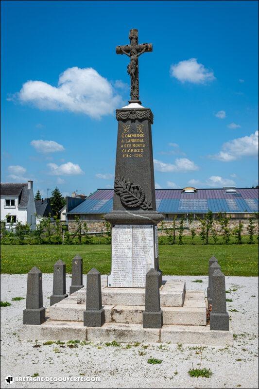 Le monument aux morts de la commune de Landudal dans le Finistère.