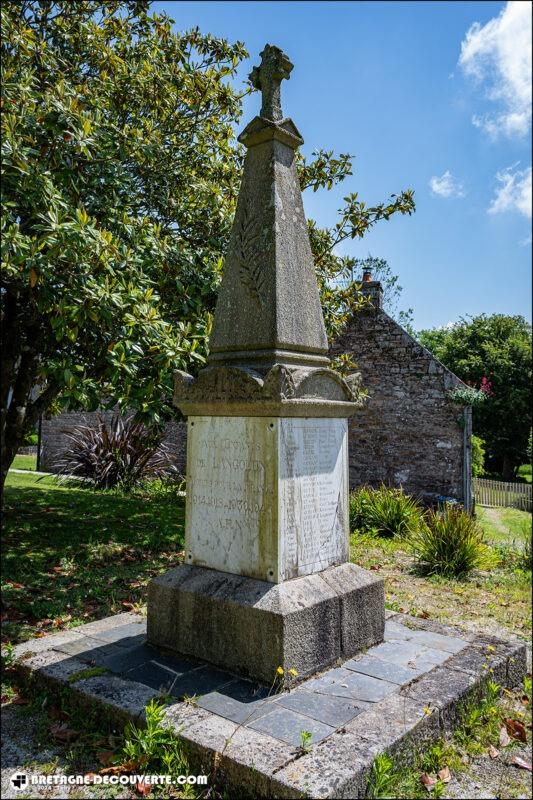 Le monument aux morts de la commune de Langolen dans le Finistère.
