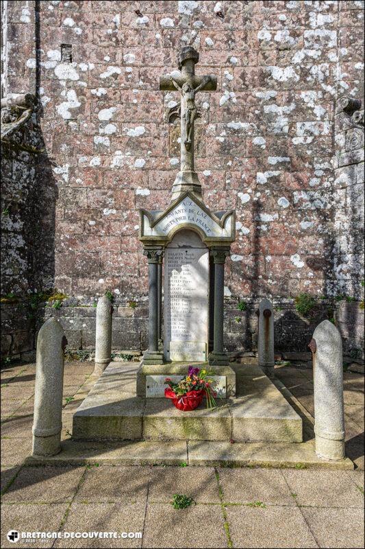 Le monument aux morts de la commune de Laz.