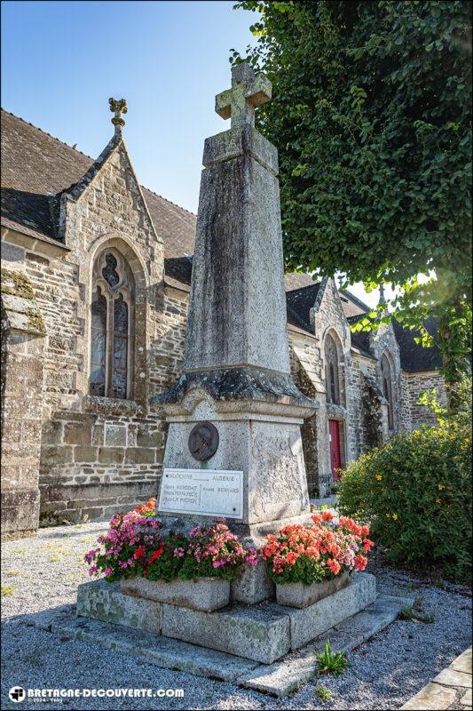 Le monument aux morts de la commune de Landeleau dans le Finistère.