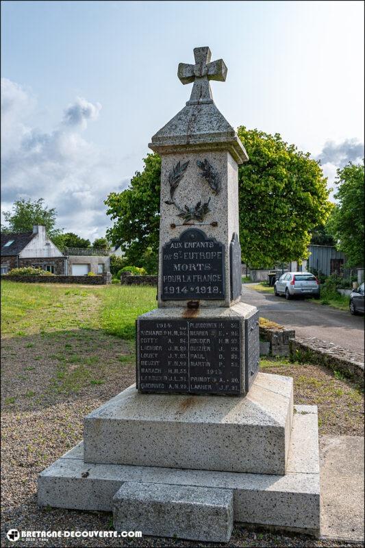 Le monument aux morts de Saint-Eutrope sur la commune de Plougonven.