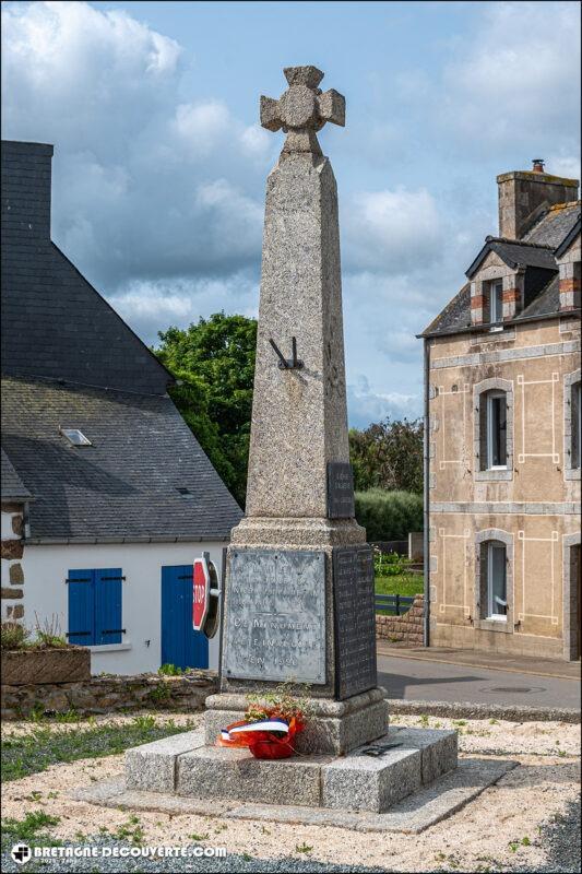 Le monument aux morts de la commune de Plouégat-Moysan.