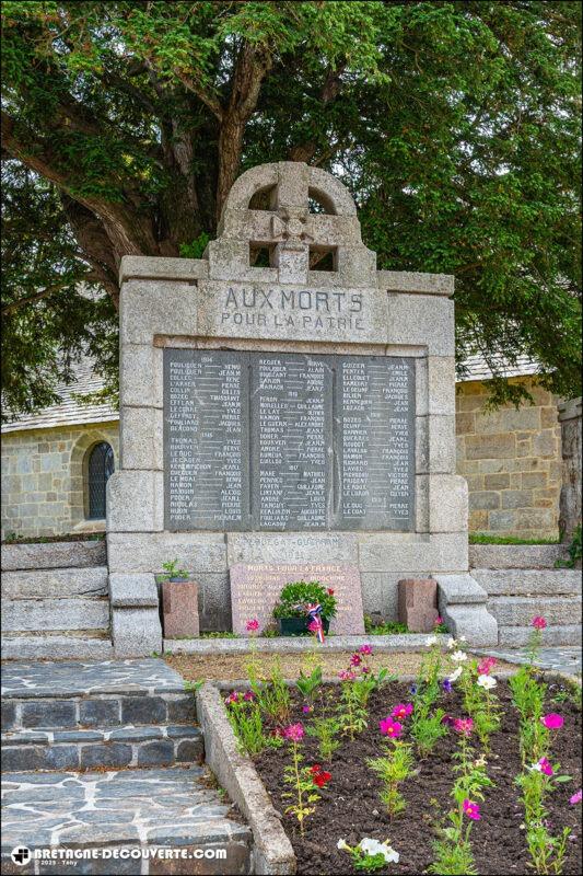 Le monument aux morts de la commune de Plouégat-Guérand.