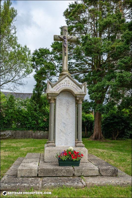 Le monument aux morts de la commune de Leuhan dans le Finistère.