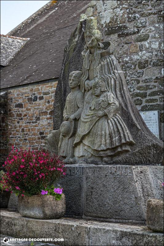 Le monument aux morts de la commune de Peumerit.