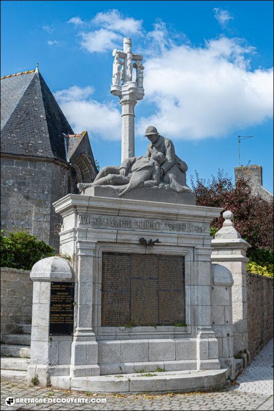 Le monument aux morts de la commune de Pouldreuzic.