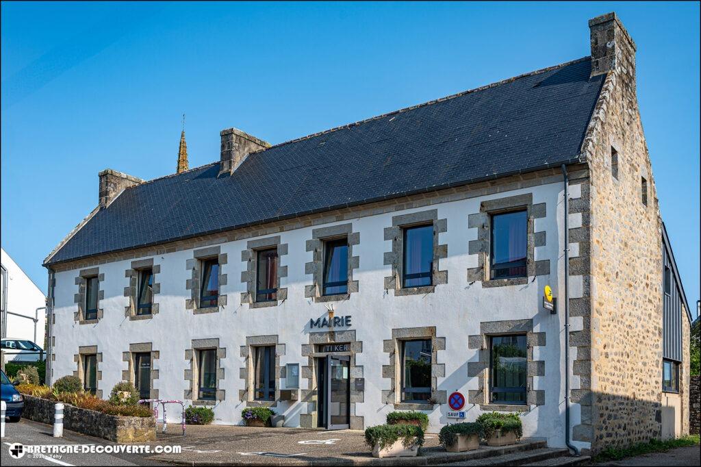 La mairie de Pouldergat dans le Finistère.