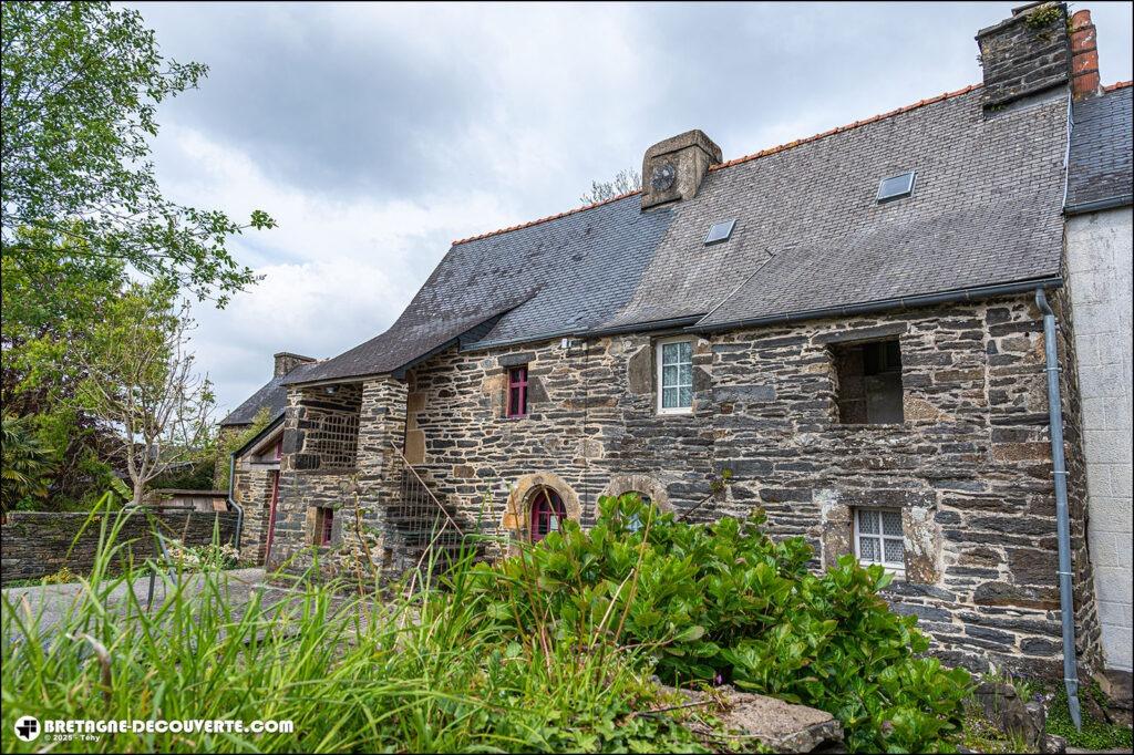 La maison au cadran sur la commune de Saint-Eloy dans le Finistère.