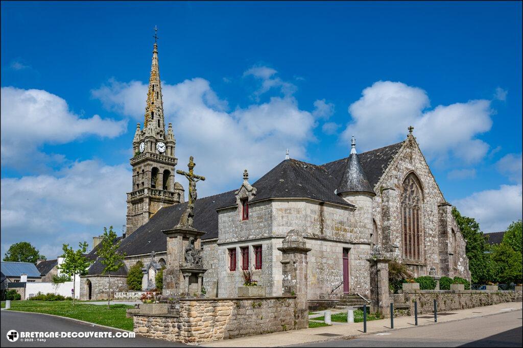 L'église paroissiale Saint-Pierre-et-Saint-Paul de Guiscriff dans le Morbihan.