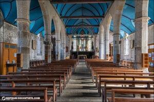 La nef de l'église paroissiale Saint-Pierre de Plouguin.