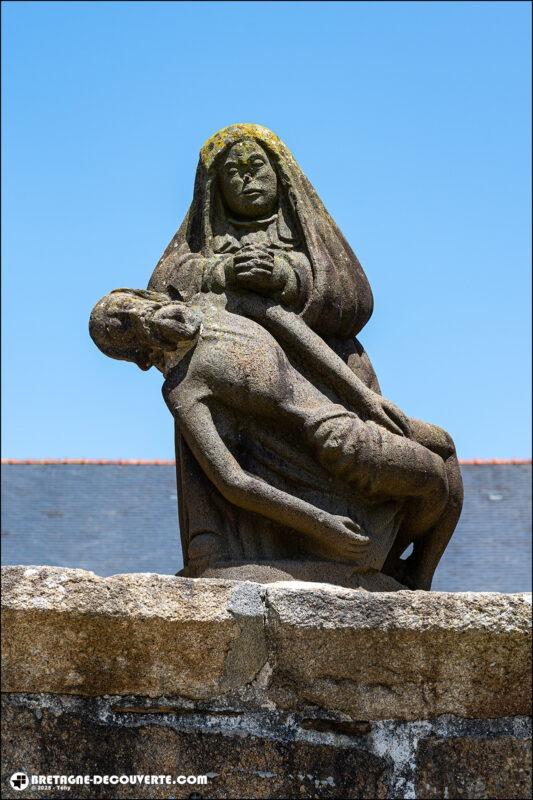 Pietà de l'église Saint-Valentin de Guilers.