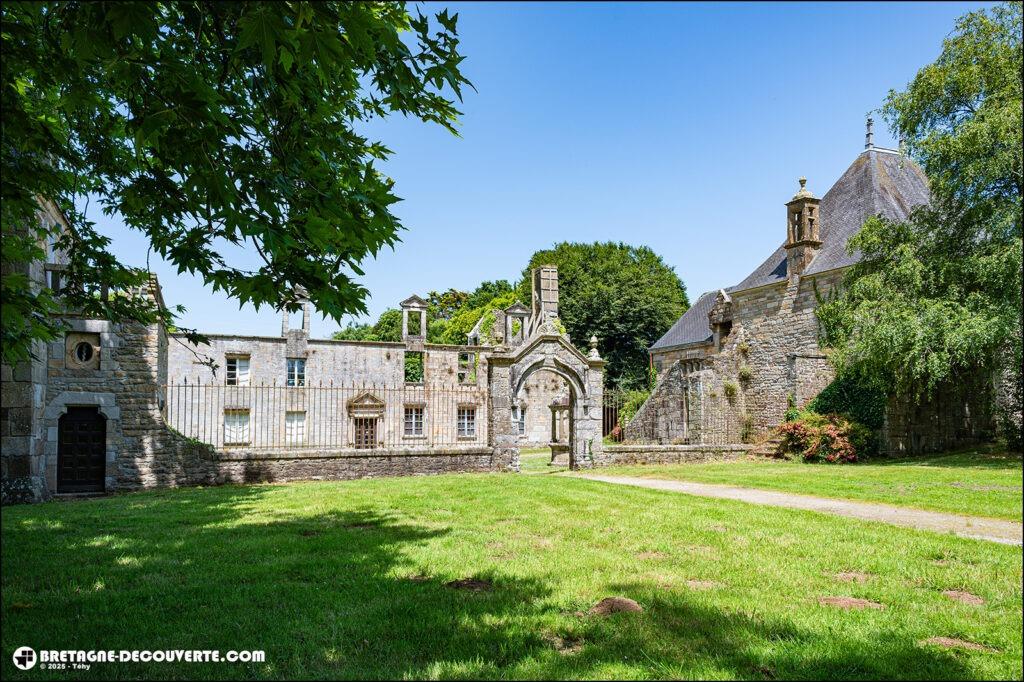 Le manoir de Keroual sur la commune de Guilers.