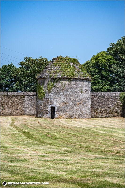 Le colombier du manoir de Keroual sur la commune de Guilers.