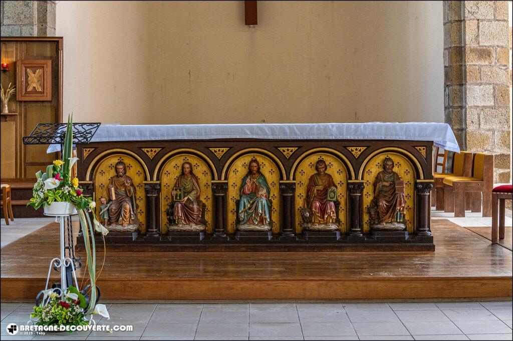Le maître autel de l'église Saint-Sané de Plouzané.