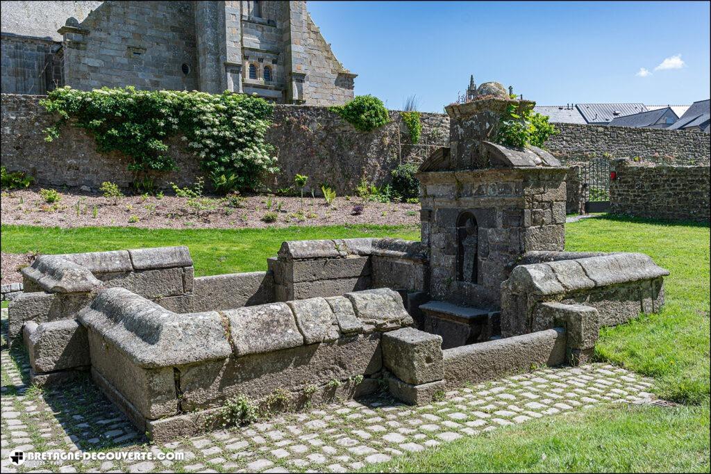 La fontaine Saint-Gouesnou près de l'église de Gouesnou.