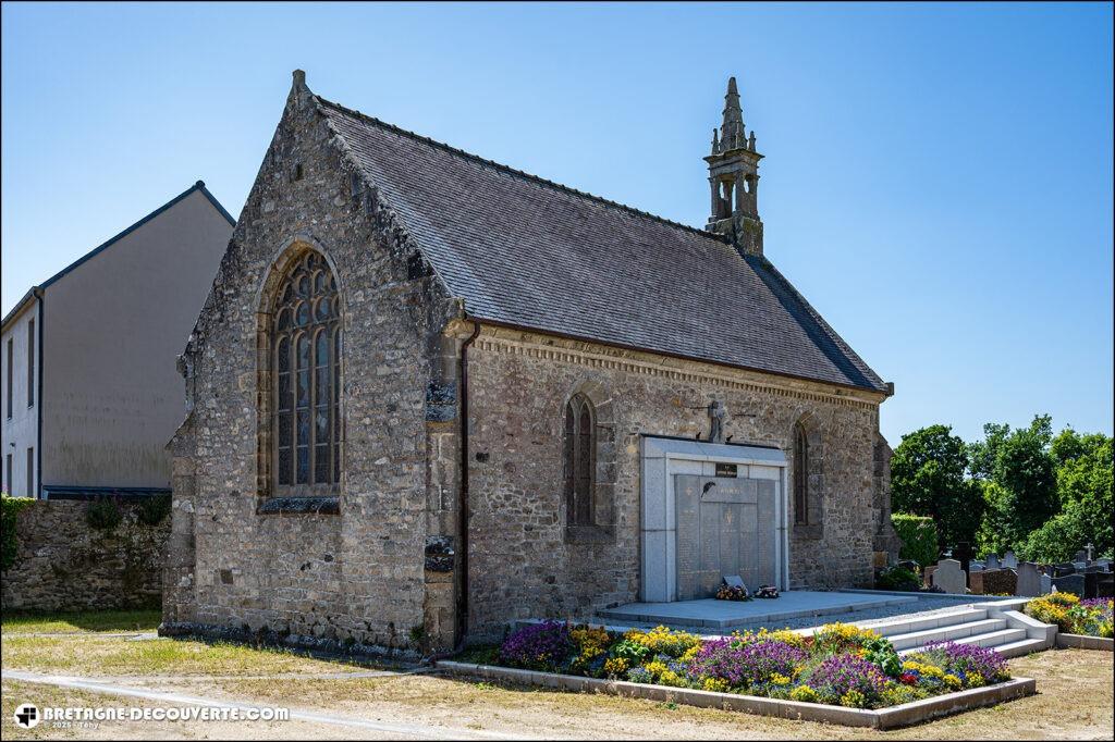 La chapelle Sainte-Anne dans l'enclos de l'église Saint-Gouesnou de Gouesnou.